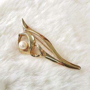VINTAGE Calla Lily Gold tone Brooch with Glass Pearl